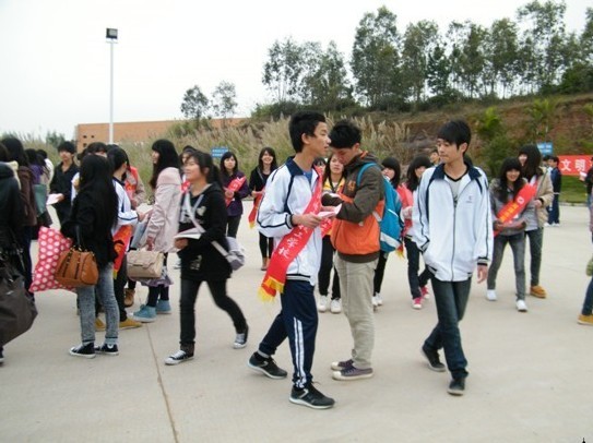 青年志愿服務(wù)社開(kāi)展“文明公交，綠色出行”宣傳活動(dòng)