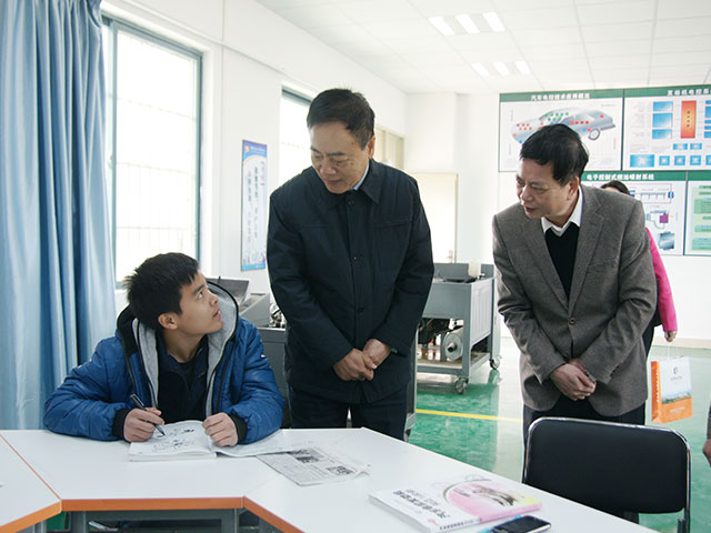 2013年12月6日，原廣東省勞動和社會保障廳廳長方潮貴到我院指導工作