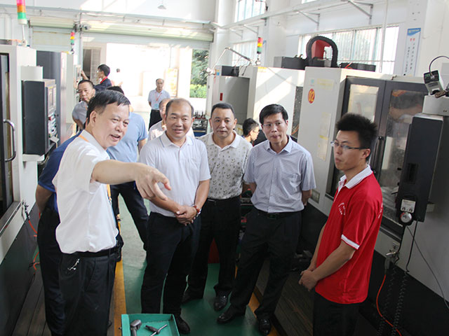 2015年9月16日，廣東省人力資源和社會保障廳副廳長鄭朝陽（前排左二）到我院指導工作