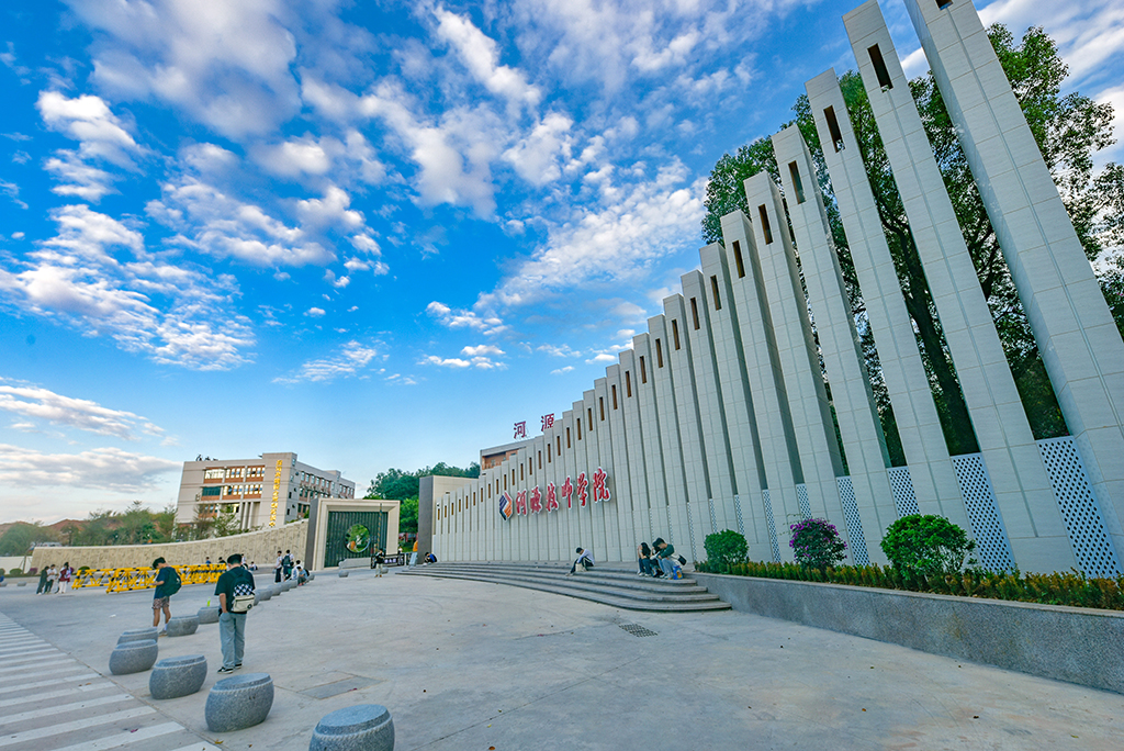 學(xué)院西門(mén)